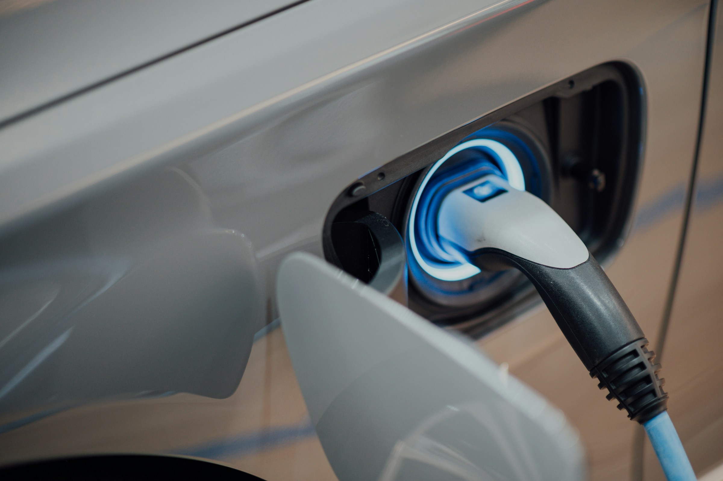 Détail du branchement d’une voiture électrique